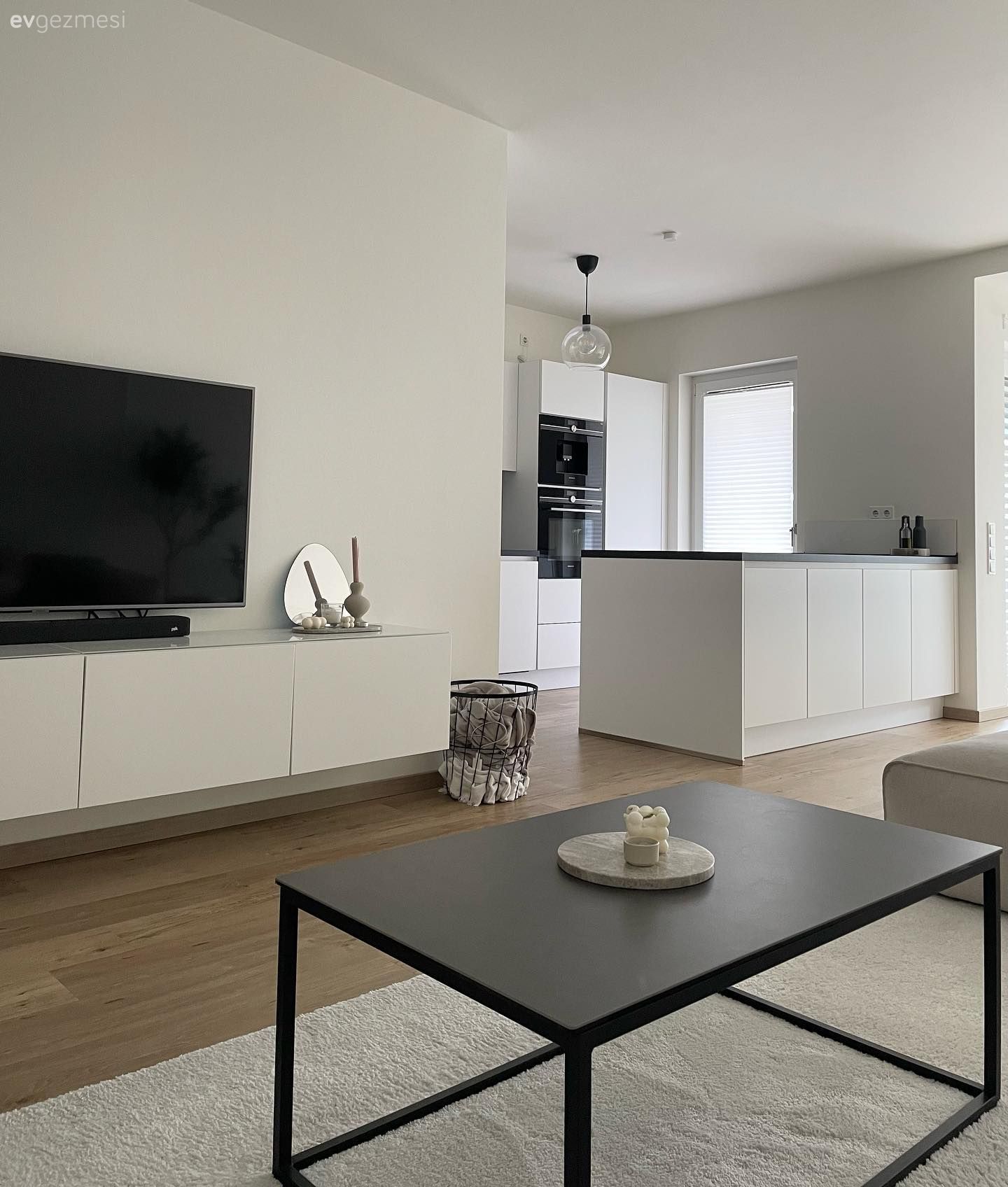 Ev Gezmesi: Minimalist ve Modernin Kesişiminde Bir Dekor