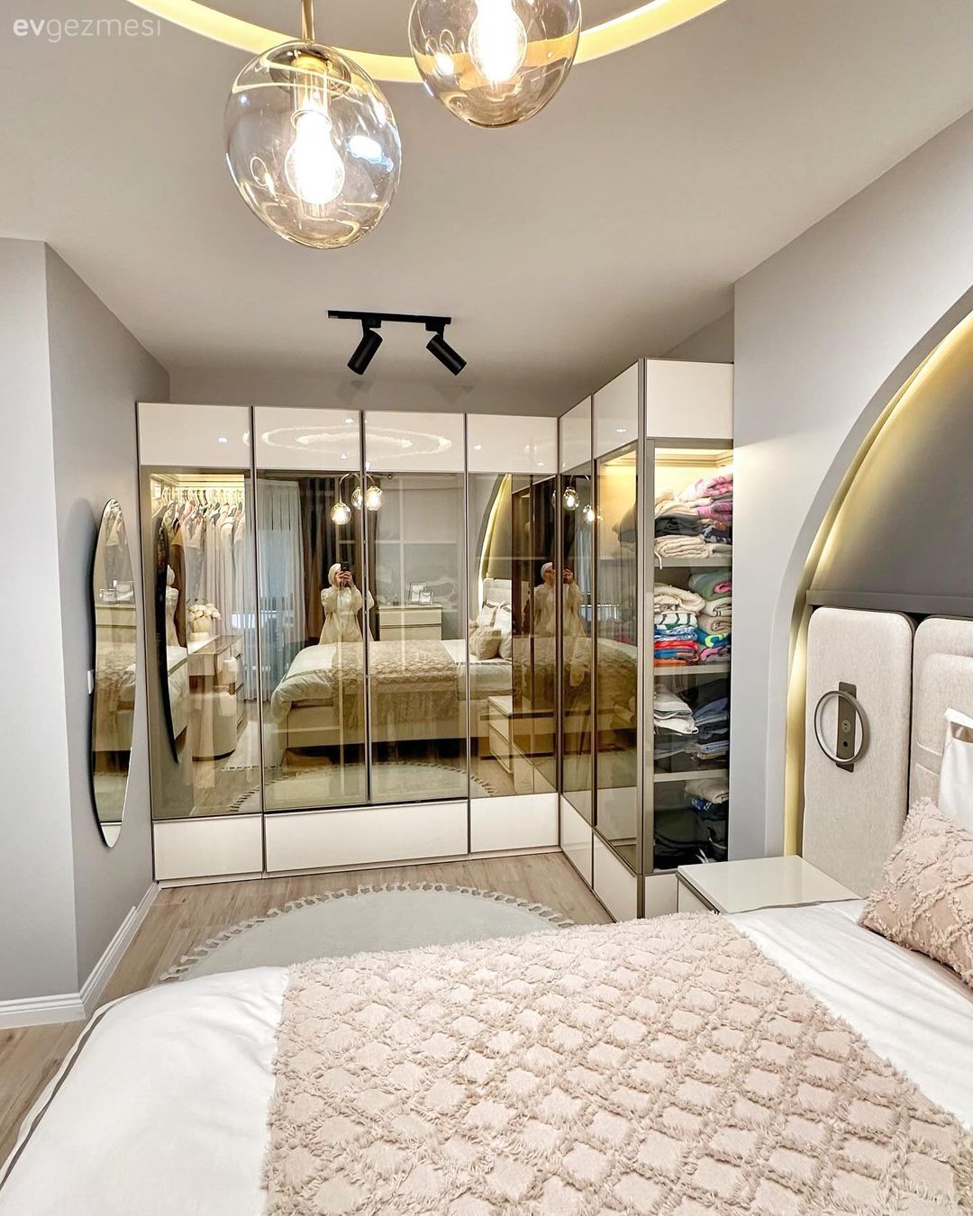 Art Dekoyu Seven Bu Yatak Odası Kalıpların Dışına Çıkmış!