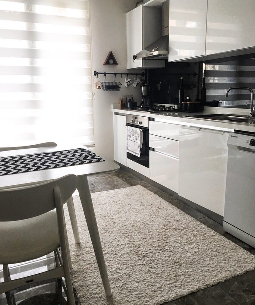 Mutfak, Beyaz mutfak, Mutfak tezgahı, Siyah tezgah, Mutfak tezgah arası, Mutfak masası, Sandalye, Zebra Perde, Perde, Mutfak halısı, Geometrik desen, Desenler, Runner, Ev tekstili, Mutfak aksesuarları, Modern mutfak