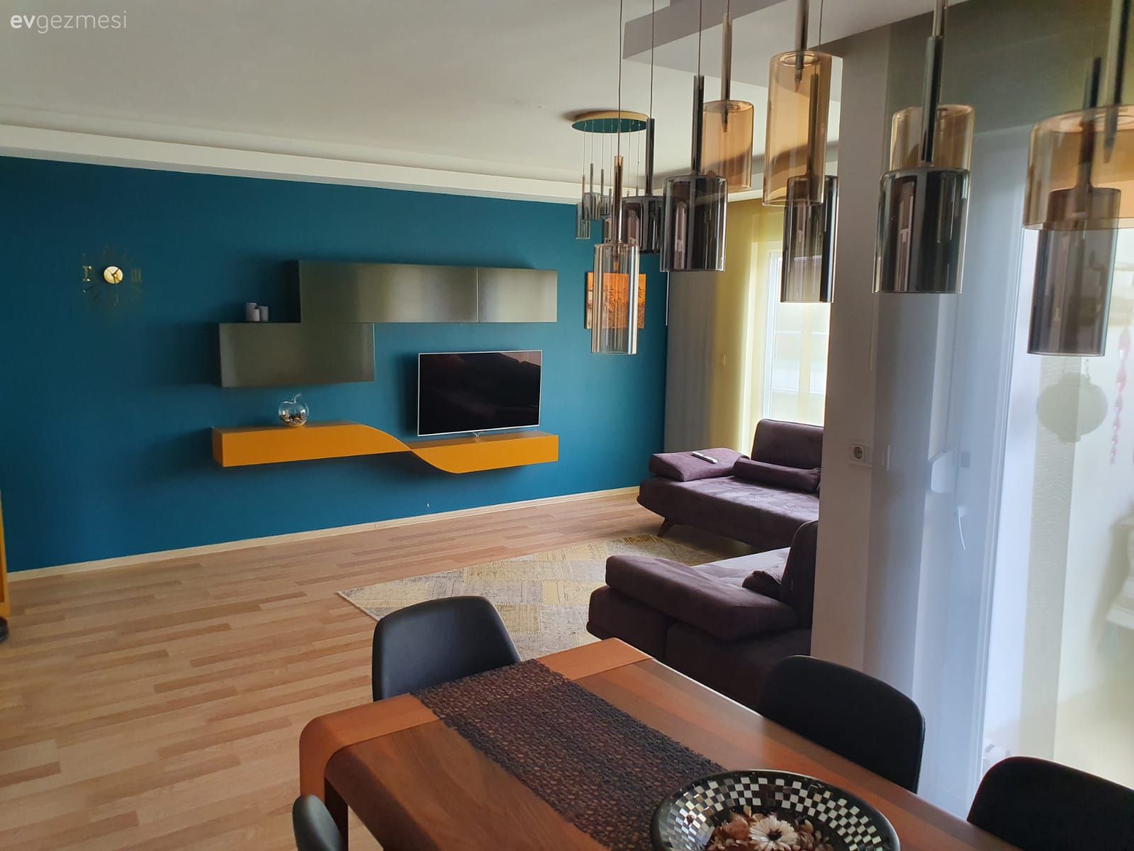 Salon, Modern, Büyük salon, Mavi duvar, Gri, Sarı, Köşe koltuk, Koltuk takımı, Halı, Tül perde, Perde, Avize, Aydınlatma, Salon avizesi, Tv ünitesi, Kırlent, Ev tekstili, Dubleks evler