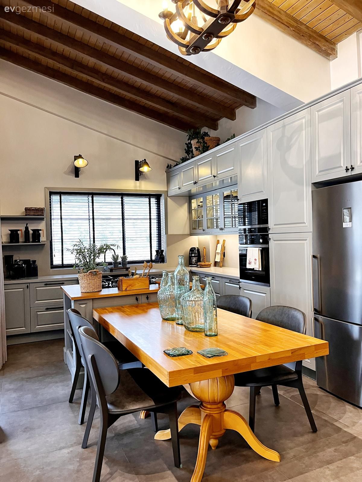 Yüksek Tavanlı Bu Alaçatı Evi Taş ve Ahşabın Uyumuna Teslim Olmuş