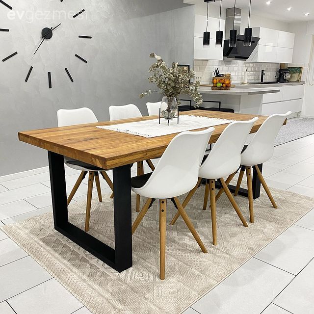 Mutfak, Amerikan Mutfak, Beyaz, Siyah, Mutfak tezgahı, Mutfak tezgah arası, Tezgah arası seramik, Davlumbaz, Bar masa & sandalyeleri, Sandalye, Mutfak halısı, Spot aydınlatma, Aydınlatma, Mutfak Avize Modelleri, Gri duvar, Metal duvar saati, Ahşap masa