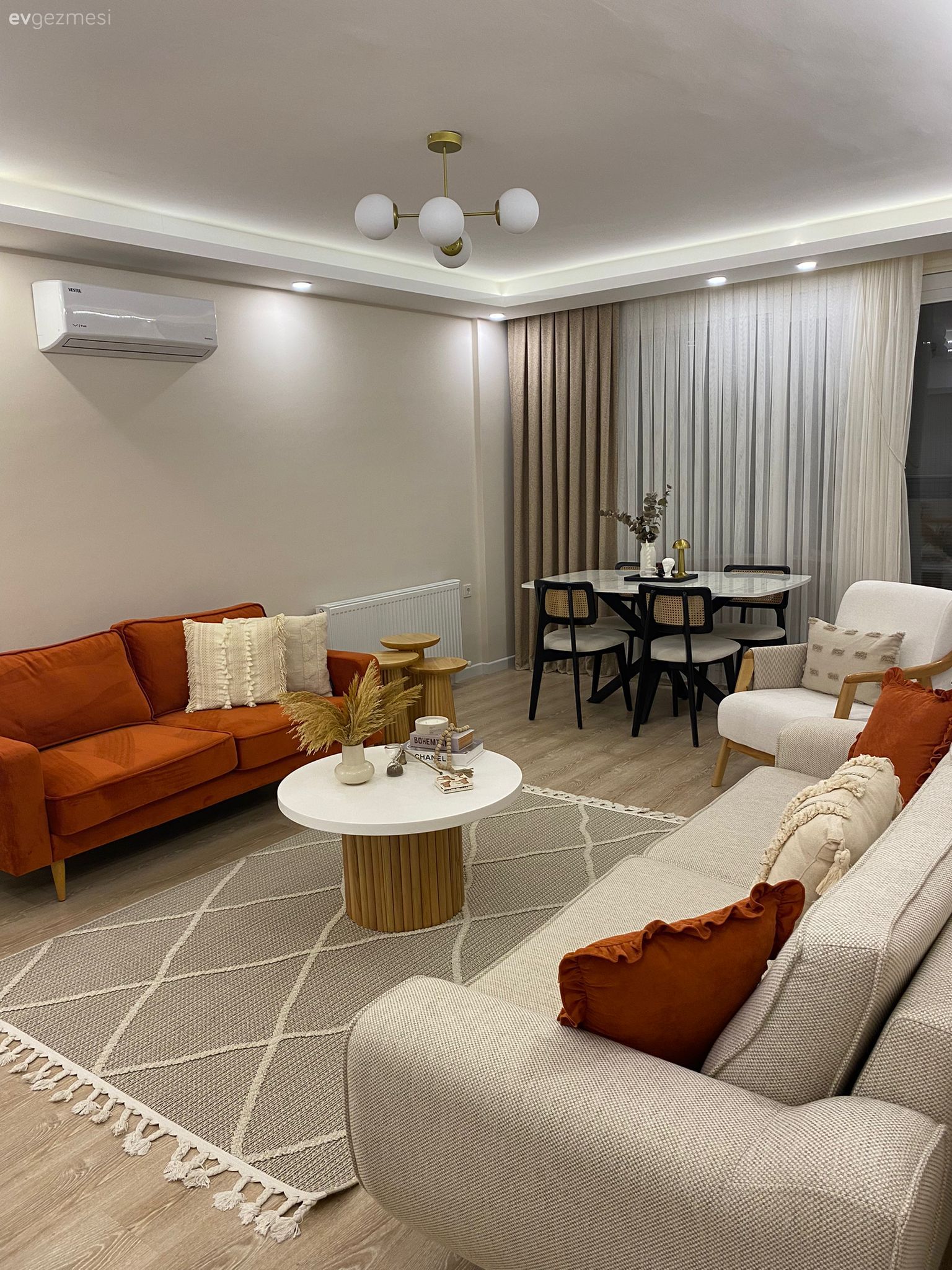 Bu Ayvalık Evindeki Yüksek Enerjinin Kaynağı Turuncu