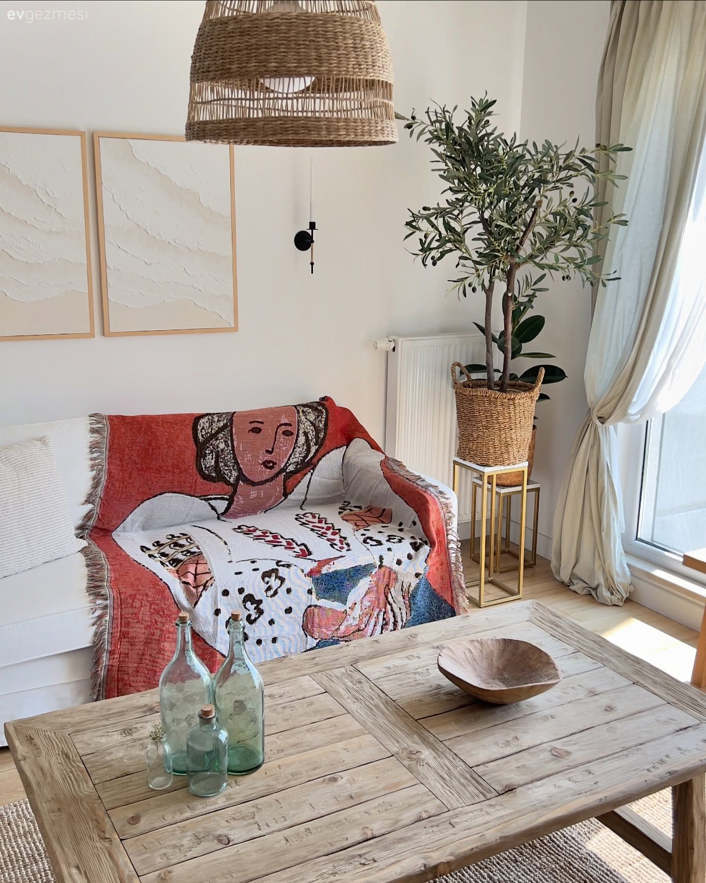 Ahşap ve Beyaz Dostluğu: İstanbul'da Aurası Yüksek Bir Ev!