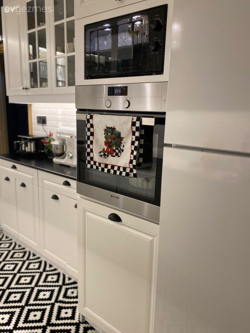 Mutfak, Beyaz, Siyah, Shaker kapaklı dolaplar, Ankastre, Desenler, Mutfak tezgahı, Mutfak tezgah arası, Tezgah arası seramik, Mutfak halısı