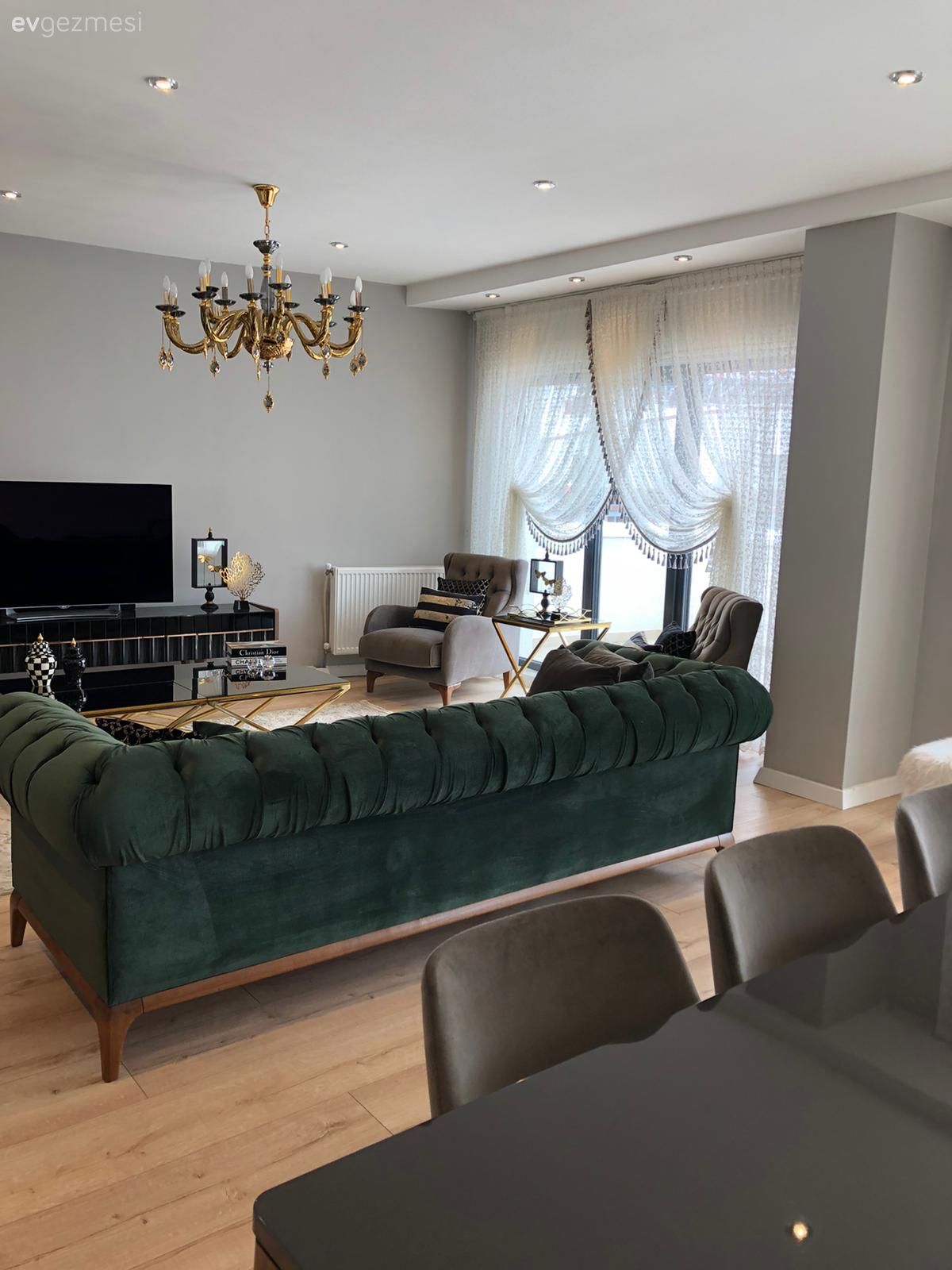 Dubleks evler, Salon, Modern klasik, Altın, Yeşil, Vizon, Gri, Siyah, Modern chesterfield, Koltuk takımı, Orta sehpa, Sehpa, Aynalı mobilya, Ayna, Metal ayaklı sehpa, Avize, Aydınlatma, Salon avizesi, Halı, Salon halısı, Kruvaze perde, Perde, Berjer