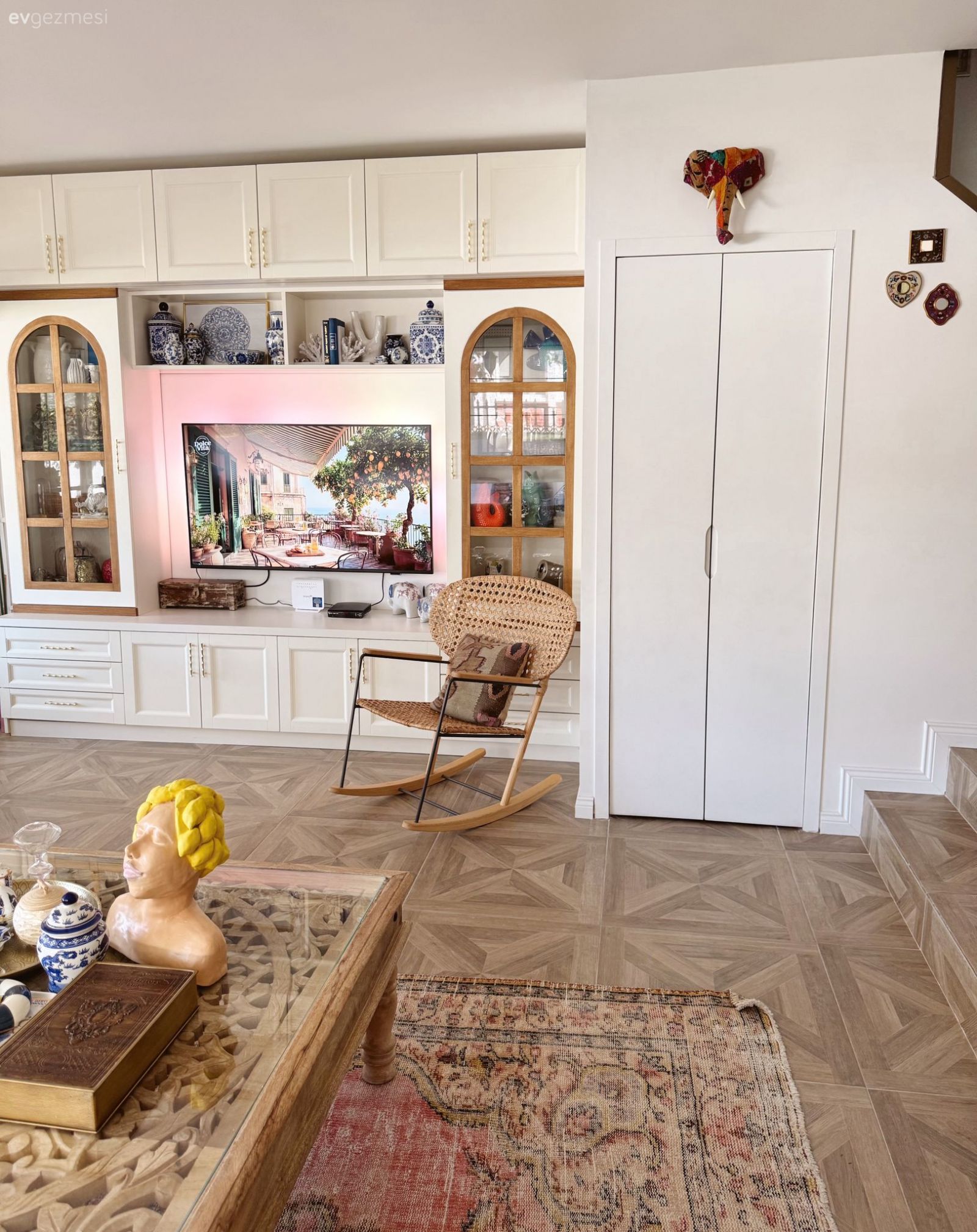 Eklektik, Beyaz, Tv ünitesi, Tv ünitesi aksesuarları, Ev Aksesuar, Salon halısı, Kilim, Halı, Rattan sandalye, Orta sehpa, Sehpa, Masif ahşap, Vitrin, Dekoratif Objeler