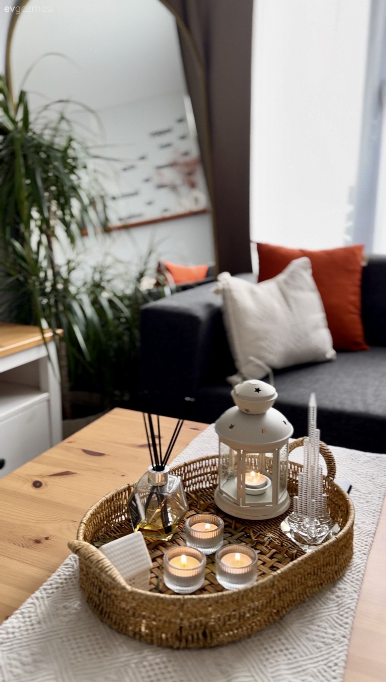 Gri, Turuncu, Boy aynası, Ayna, Hasır, Dekoratif Objeler, Tv ünitesi, Tv ünitesi aksesuarları, Ev Aksesuar, Kırlent, Ev tekstili, Orta sehpa, Sehpa