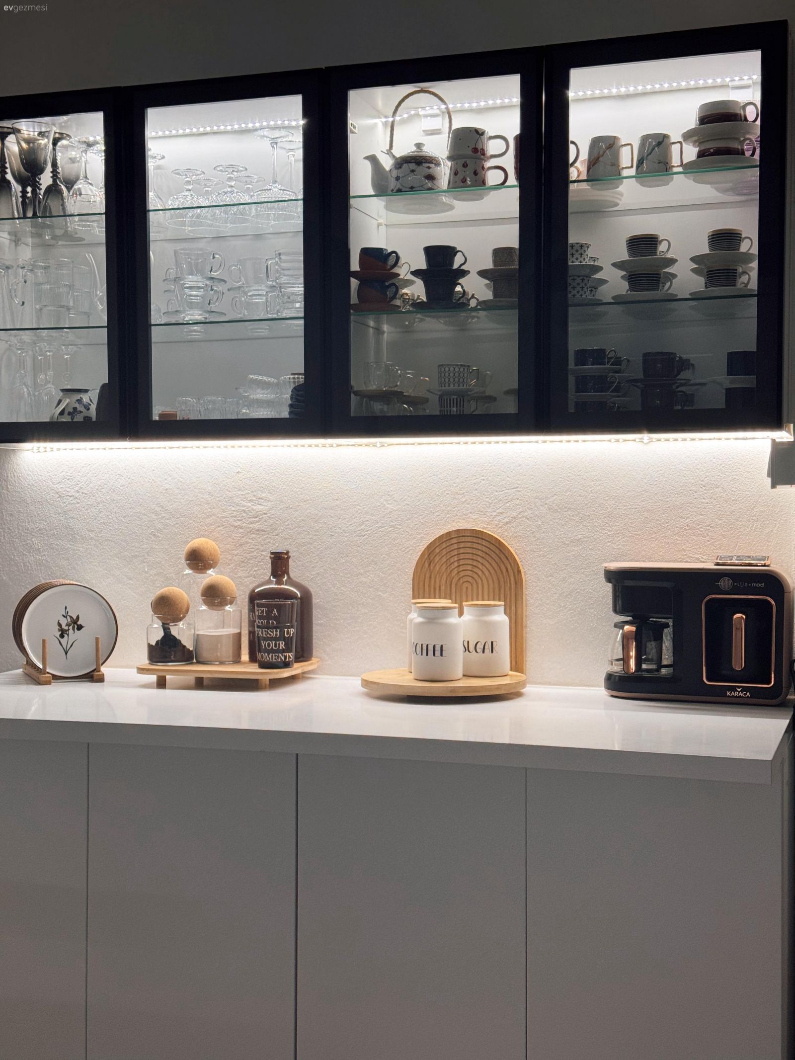 Cam kapaklı dolap, Kulpsuz mutfak dolabı