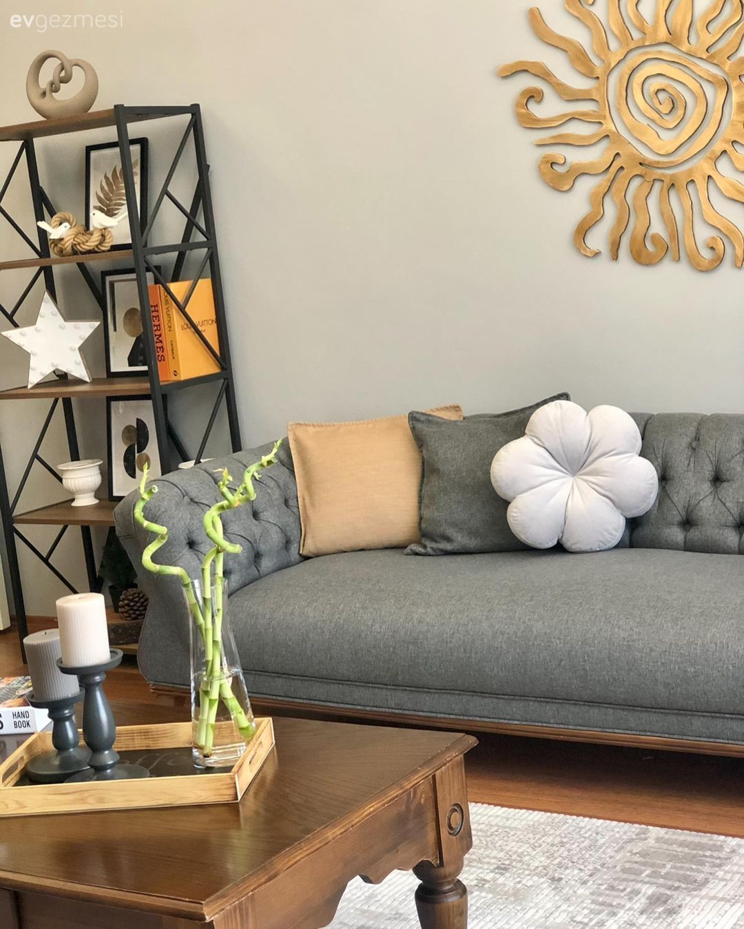 Salon, Modern rustik, Gri, Siyah, Kahverengi, Hasır, Açık raf, Duvar rafı, Kitaplık, Orta sehpa, Sehpa, Sehpa üstü aksesuarı, Ev Aksesuar, Şamdan, Mumluk, Kırlent, Ev tekstili