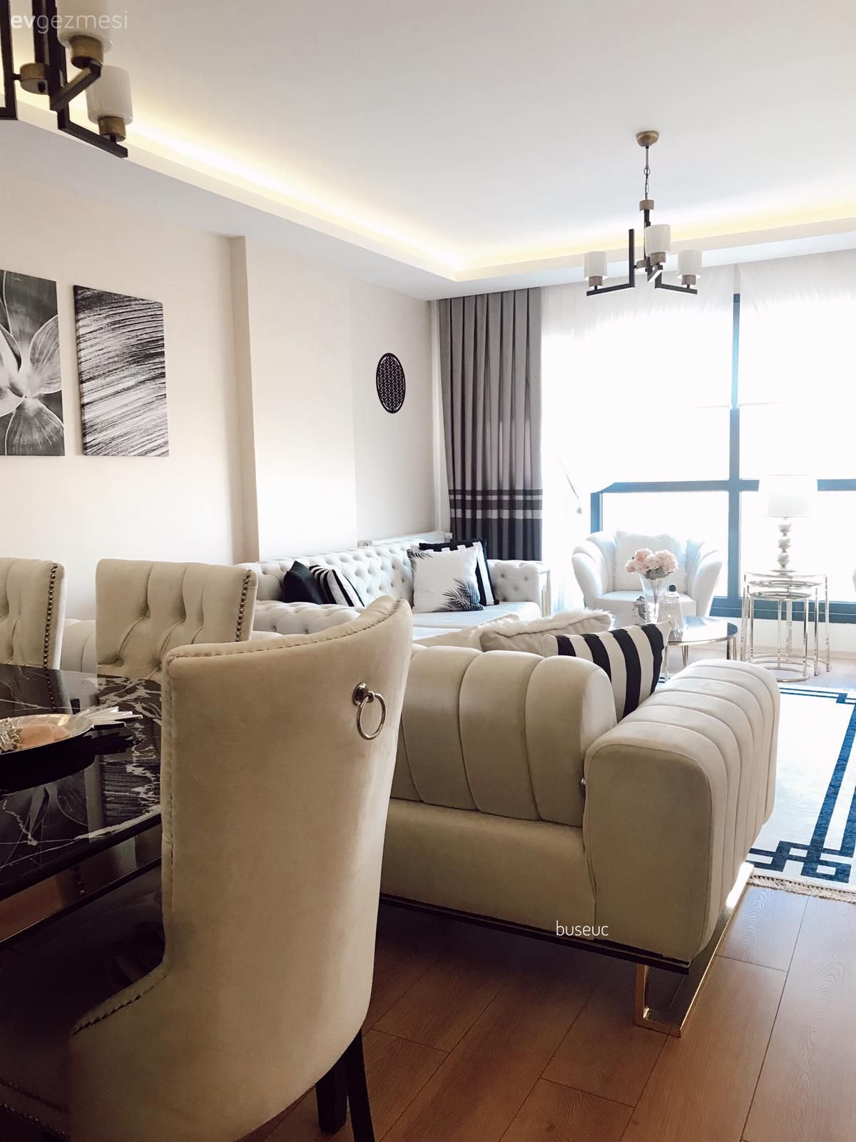 Salon, Art deko, Modern, Beyaz koltuk, Koltuk takımı, Berjer, Fon perde, Perde, Tül perde, Yan sehpa, Sehpa, Orta sehpa, Avize, Aydınlatma, Ev bitkisi, Salon avizesi, Halı, Salon halısı, Çizgili desen, Desenler, Tablo, Duvar dekorasyonu, Sandalye