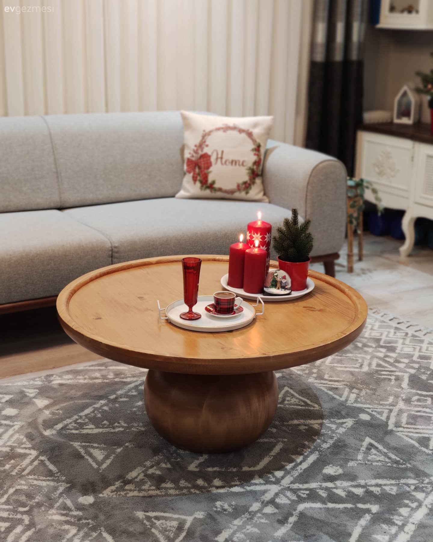 Gri koltuk, Ahşap Mobilya, Yan sehpa, Sehpa, Hardal, Halı, Orta sehpa, Fon perde, Perde, Tül perde, Tv ünitesi, Tv ünitesi aksesuarları, Ev Aksesuar, Kırlent, Ev tekstili