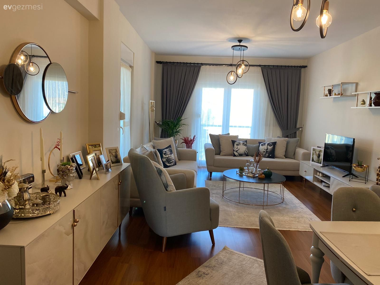 Salon, Art deko, Beyaz, Gri, Beyaz koltuk, Koltuk takımı, Fon perde, Perde, Tül perde, Halı, Salon halısı, Orta sehpa, Sehpa, Metal ayaklı sehpa, Yuvarlak sehpa, Tv ünitesi, Tv ünitesi aksesuarları, Ev Aksesuar, Avize, Aydınlatma, Salon avizesi, Konsol, Konsol üzeri dekoratif objeleri, Dekoratif Objeler, Ayna, Şamdan