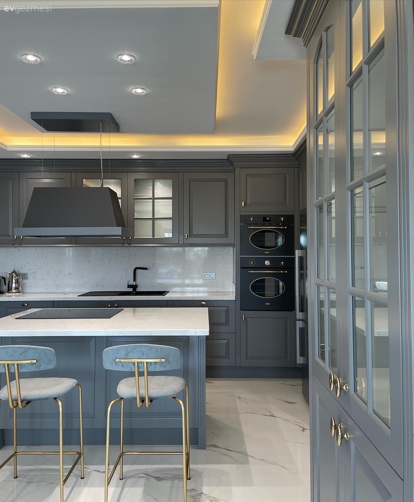 Mutfak, Modern, Modern mutfak, Gri, Beyaz, Siyah, Altın, Ada mutfak, Bar masa & sandalyeleri, Mutfak tezgahı, Mutfak tezgah arası, Ankastre, Davlumbaz, Led aydınlatma, Aydınlatma, Spot aydınlatma, Mutfak zemin seramikleri