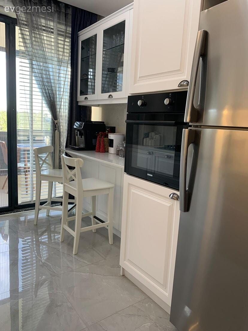 Mutfak, Country mutfak, Beyaz, Siyah, Kahve köşesi, Tül perde, Perde, Jaluzi, Mutfak zemin seramikleri, Sandalye, Ankastre