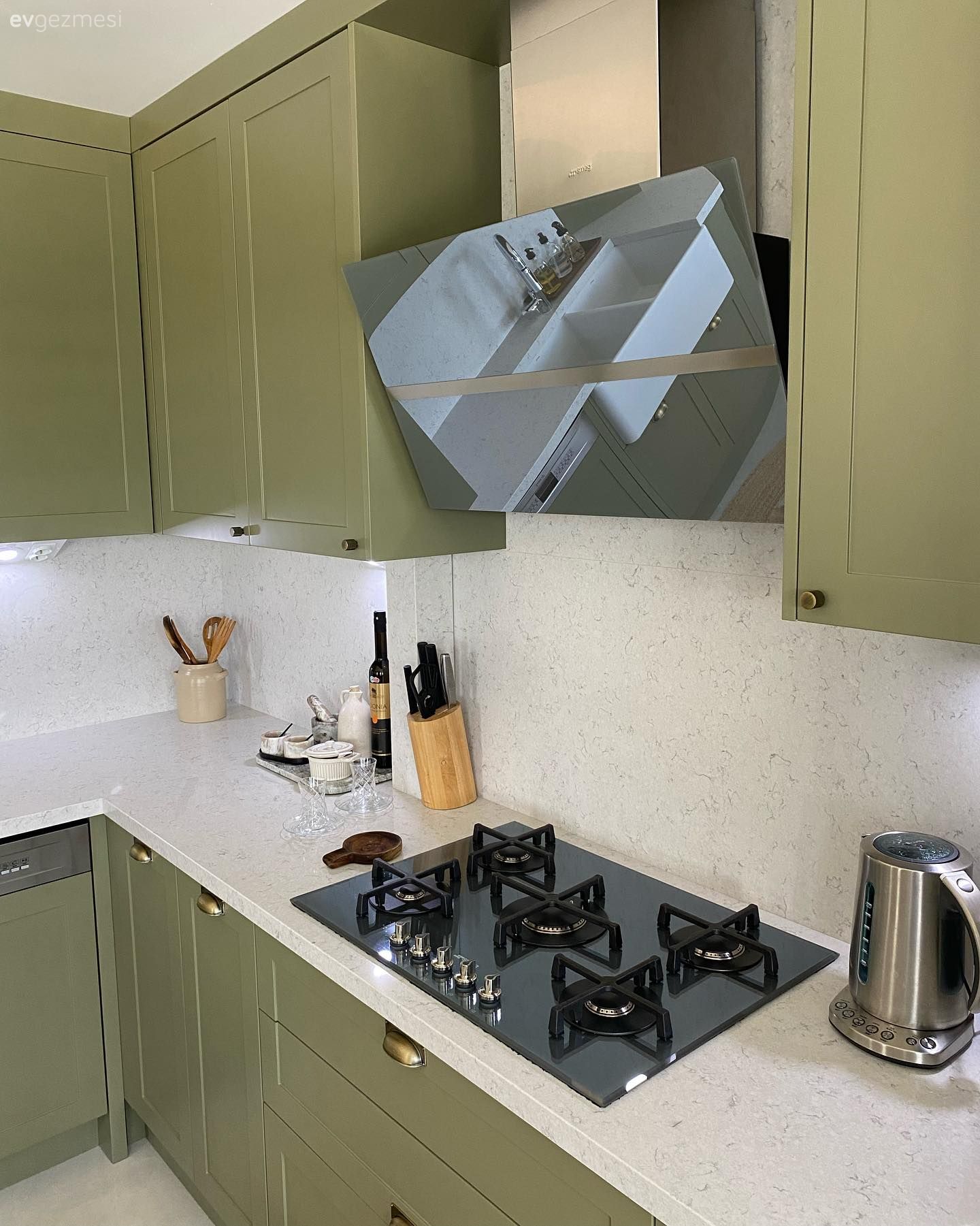 Mutfak, Beyaz, Yeşil, Country, Country mutfak, Shaker kapaklı dolaplar, Mutfak tezgahı, Mutfak tezgah arası, Davlumbaz, Mobilya kulp ve ayakları