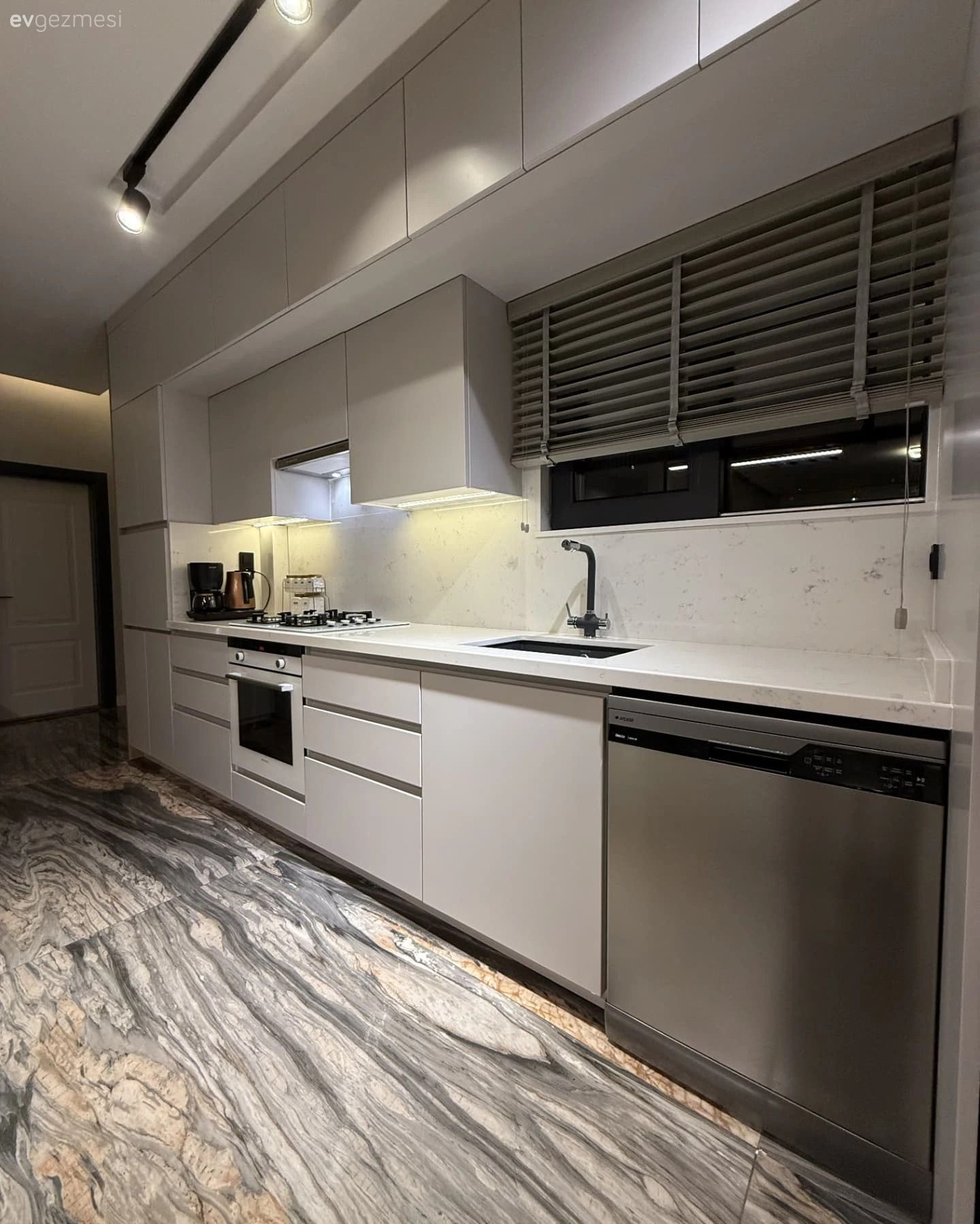 Kademeli Kulpsuz Dolaplar Bu Mutfağın Akıcı Görünmesini Sağlamış