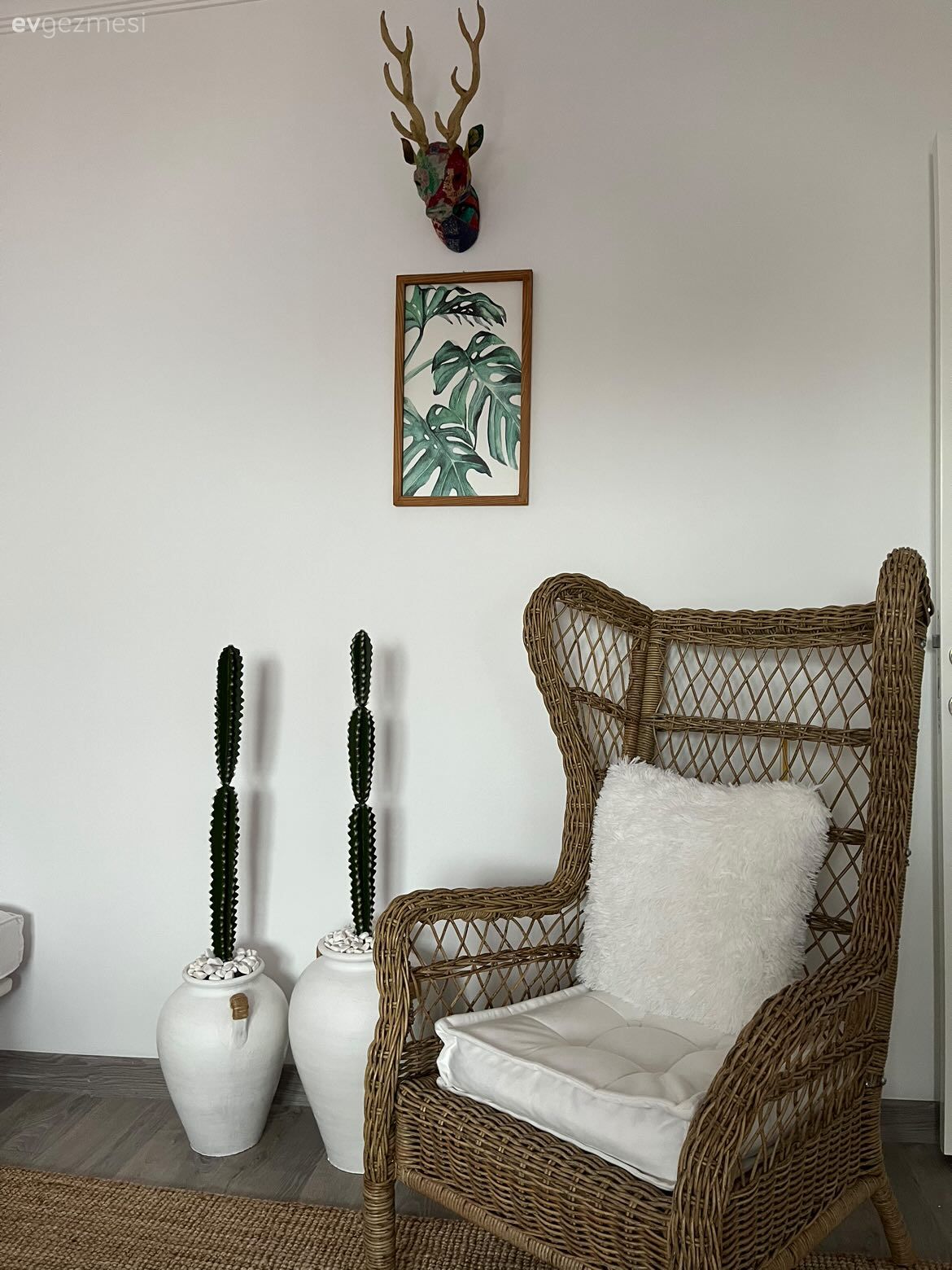 Beyaz ve Ahşabın Ortak Olduğu Bu Mutfağın Yıldızı Kırmızı!