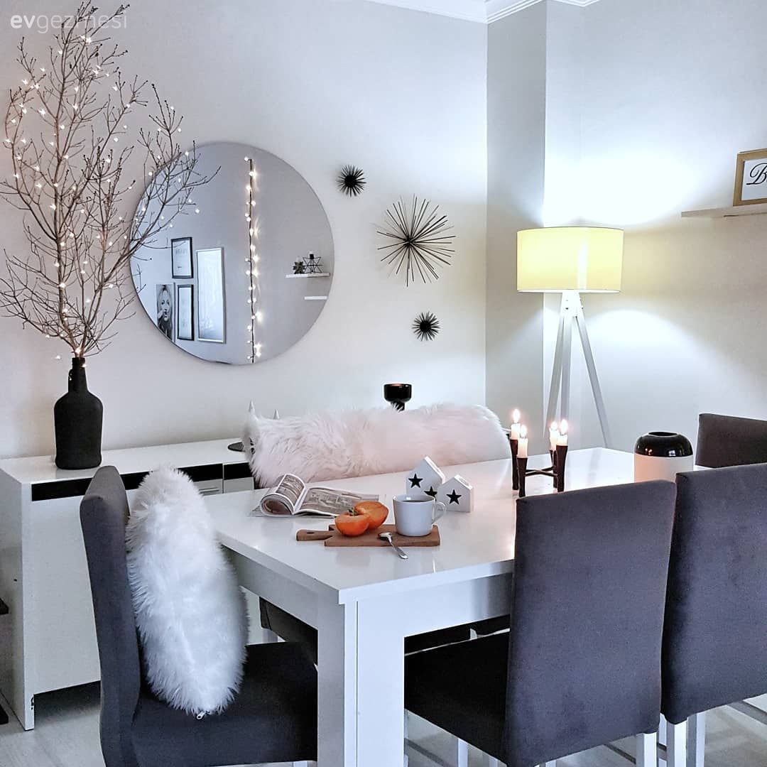 Yemek Odası, Yuvarlak ayna, Dekoratif ayna, Konsol, Konsol üzeri dekoratif objeleri, Yemek masası, Sandalye, Vazo, Ev Aksesuar, Çiçekler, Lambader, Aydınlatma, Modern, İskandinav