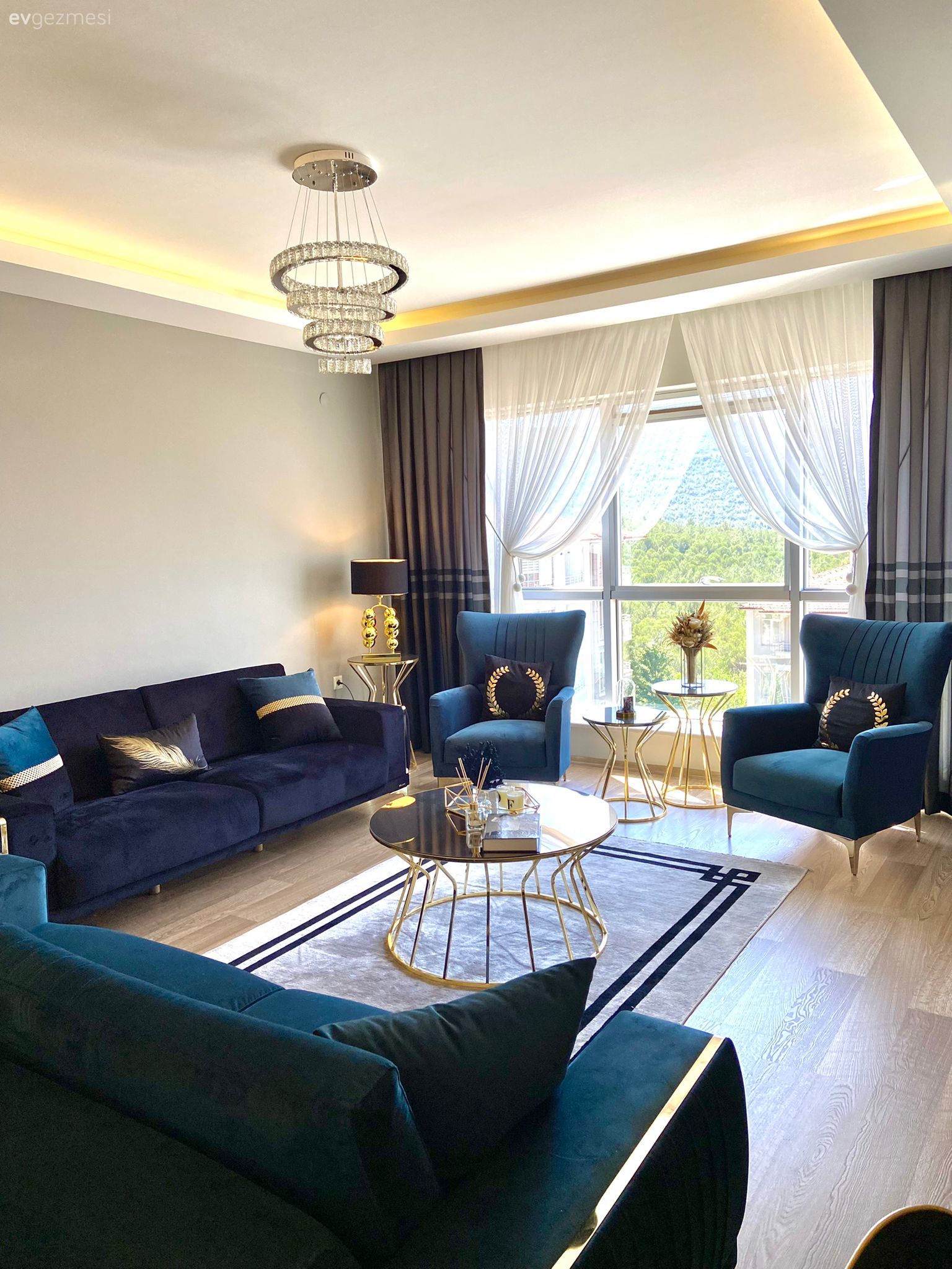 Salon, Modern, Art deko, Parlament mavisi, Altın, Gri, Siyah, Koltuk takımı, Berjer, Orta sehpa, Sehpa, Halı, Salon halısı, Avize, Aydınlatma, Salon avizesi, Fon perde, Perde, Tül perde, Kırlent, Ev tekstili, Led aydınlatma