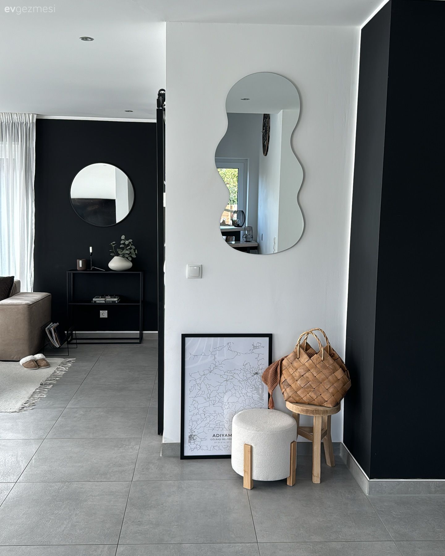 Ayna, Siyah duvar, Dekoratif Objeler, Dresuar, Zemin seramikleri, Gri