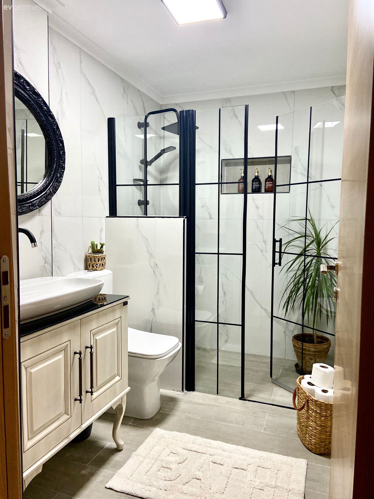 Banyo, Modern banyo, Beyaz, Siyah, Banyo dolabı, Banyo aynası, Banyo aksesuarları, Duşakabin, Banyo paspası, Ev bitkisi