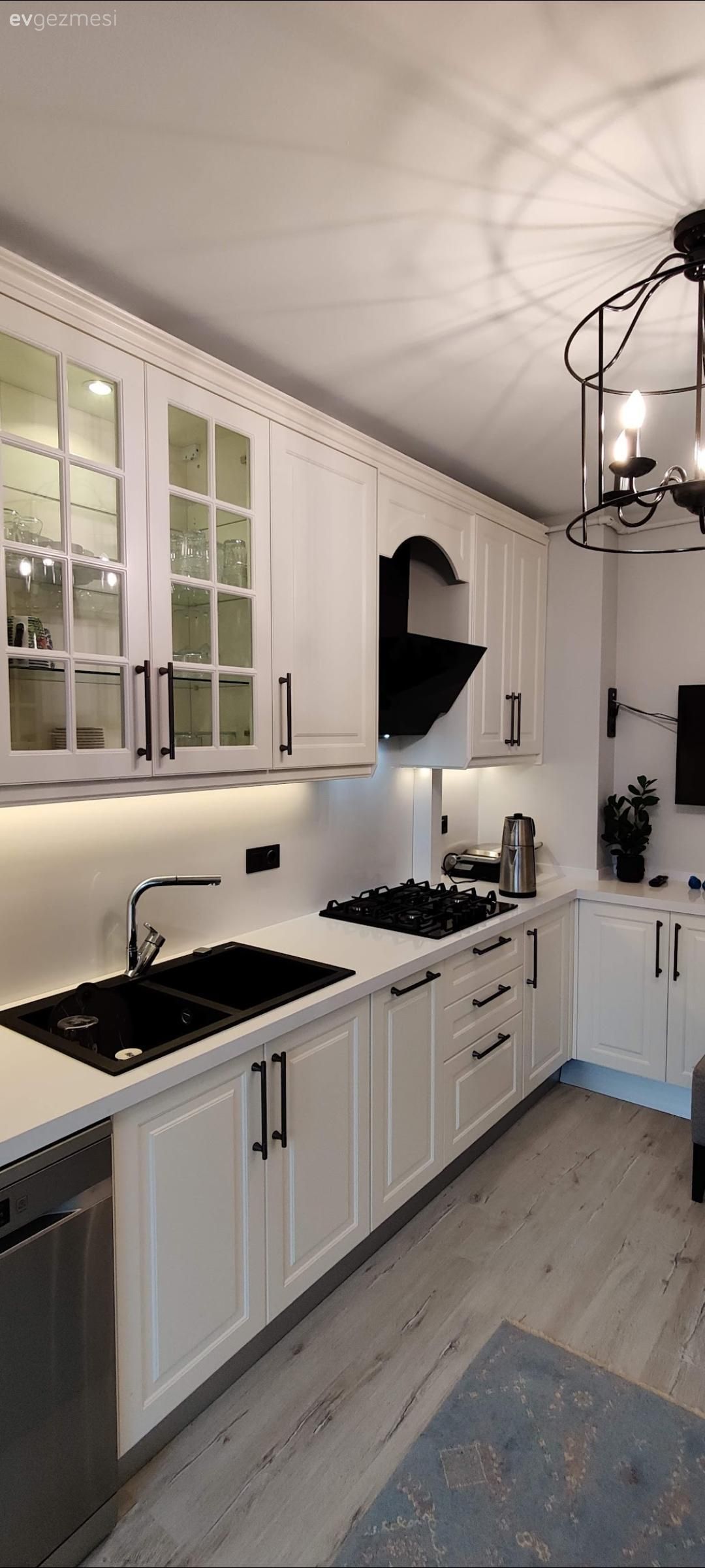 Mutfak, Beyaz, Siyah, Mutfak tezgahı, Mutfak tezgah arası, Tezgah arası seramik, Shaker kapaklı dolaplar, Davlumbaz, Ankastre, Mutfak Avize Modelleri, Mutfak halısı