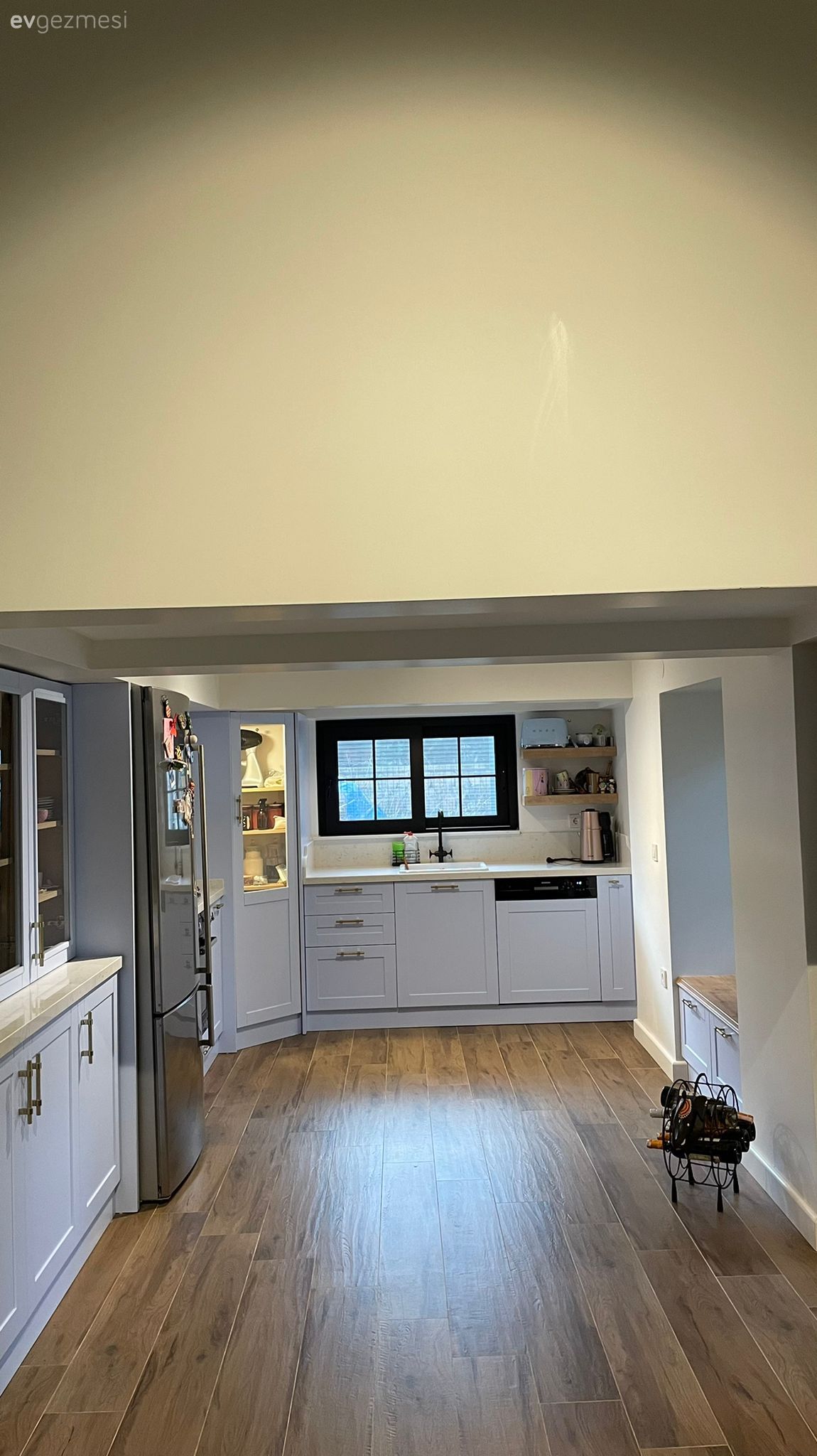 Mutfak, Modern mutfak, Mavi mutfak, Altın, Siyah, Mavi, Beyaz, Mutfak tezgahı, Mutfak tezgah arası, Tezgah arası seramik, Shaker kapaklı dolaplar, Parke, Kiler, U-tipi mutfak, Cam önü sedir, Sedir, Pencere önü eviye, Eviye 