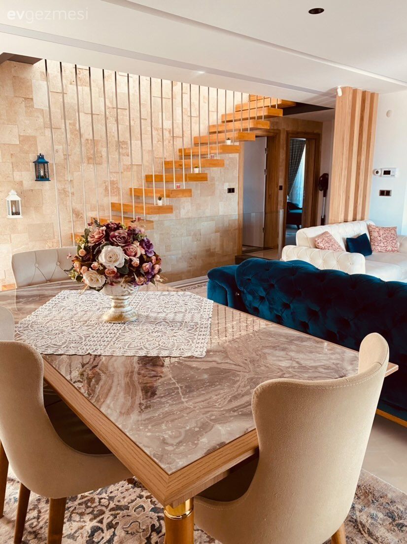 Krem, Lacivert, Mavi, Parlament mavisi, Merdiven, Dubleks evler, Yemek masası, Sandalye, Vazo, Ev Aksesuar, Kapitoneli koltuk, Koltuk takımı