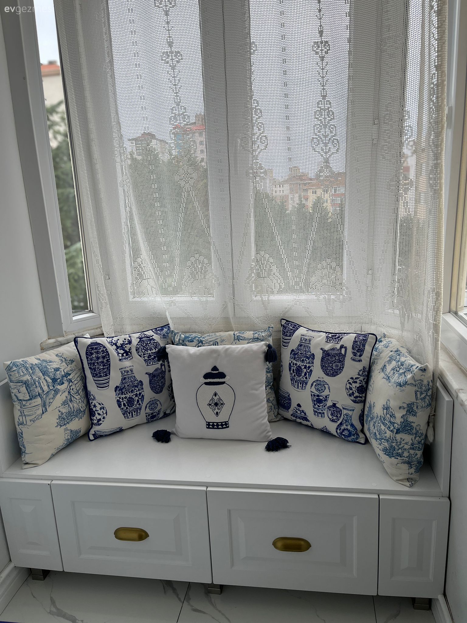 Sedir, Cam önü sedir, Beyaz, Mavi, Desenler, Kırlent, Ev tekstili, Tül perde, Perde