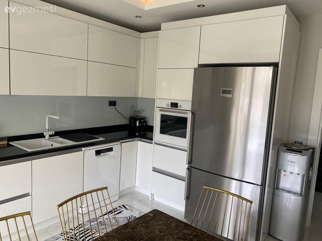 Mutfak, Beyaz, Siyah, Mutfak tezgahı, Mutfak tezgah arası, Ankastre, Kulpsuz mutfak dolabı, Sandalye, Mutfak masası, Tezgah arası cam