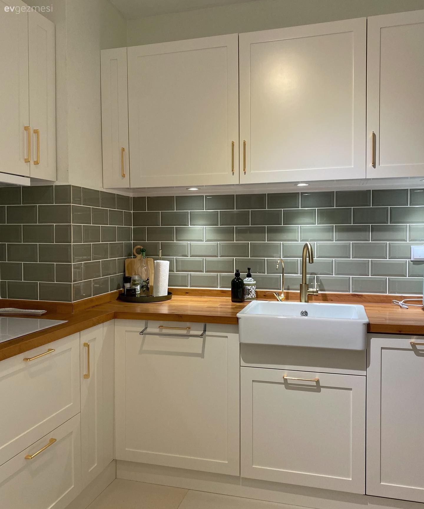 Mutfak, Tezgah arası seramik, Mutfak tezgah arası, Yeşil, Ahşap mutfak tezgahı, Mutfak tezgahı, Eviye , Shaker kapaklı dolaplar, Mutfak aksesuarları