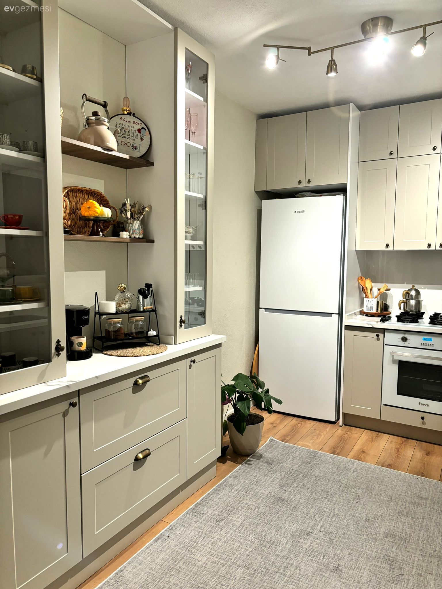 Mutfak, U-tipi mutfak, Modern, Gri, Bej, Beyaz, Mutfak aksesuarları, Mutfak tezgahı, Ankastre, Kahve köşesi, Spot aydınlatma, Aydınlatma