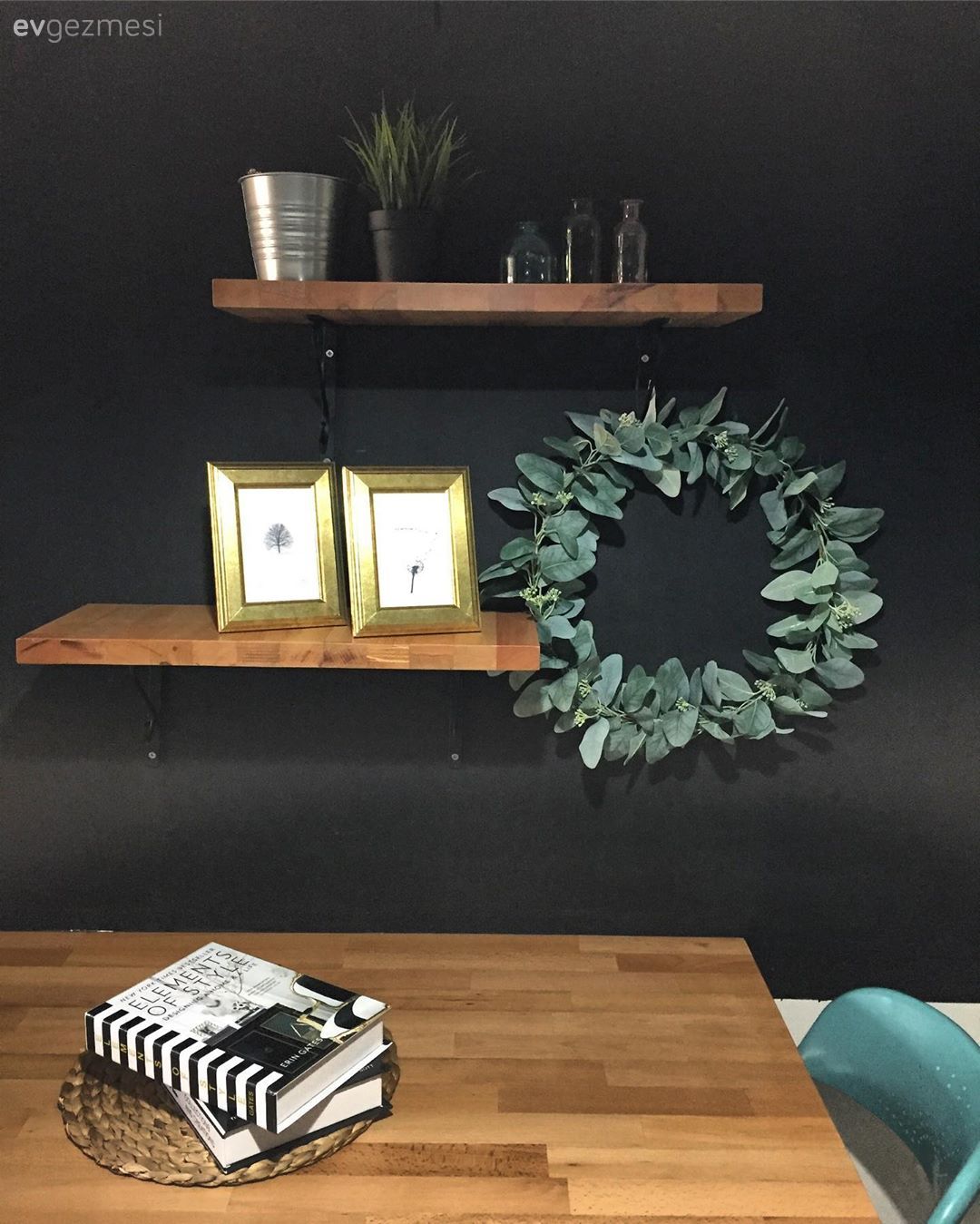 Mutfak, Gri duvar, Duvar rafı, Duvar dekorasyonu, Ahşap Mobilya, Ahşap masa, Sandalye, Yeşil, Mutfak duvar dekorasyonu