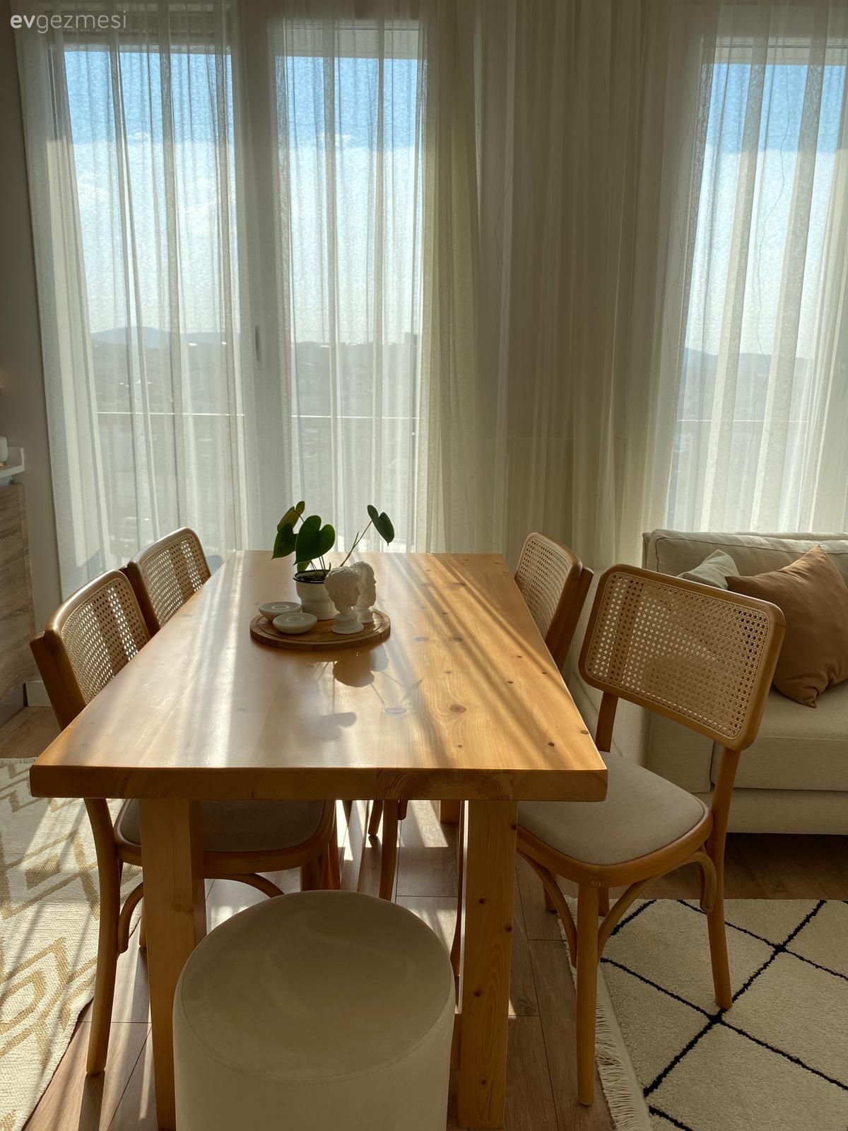 Ev Gezmesi: Ahşabın Sıcaklığını İçine Sindirmiş Bir Dekor!