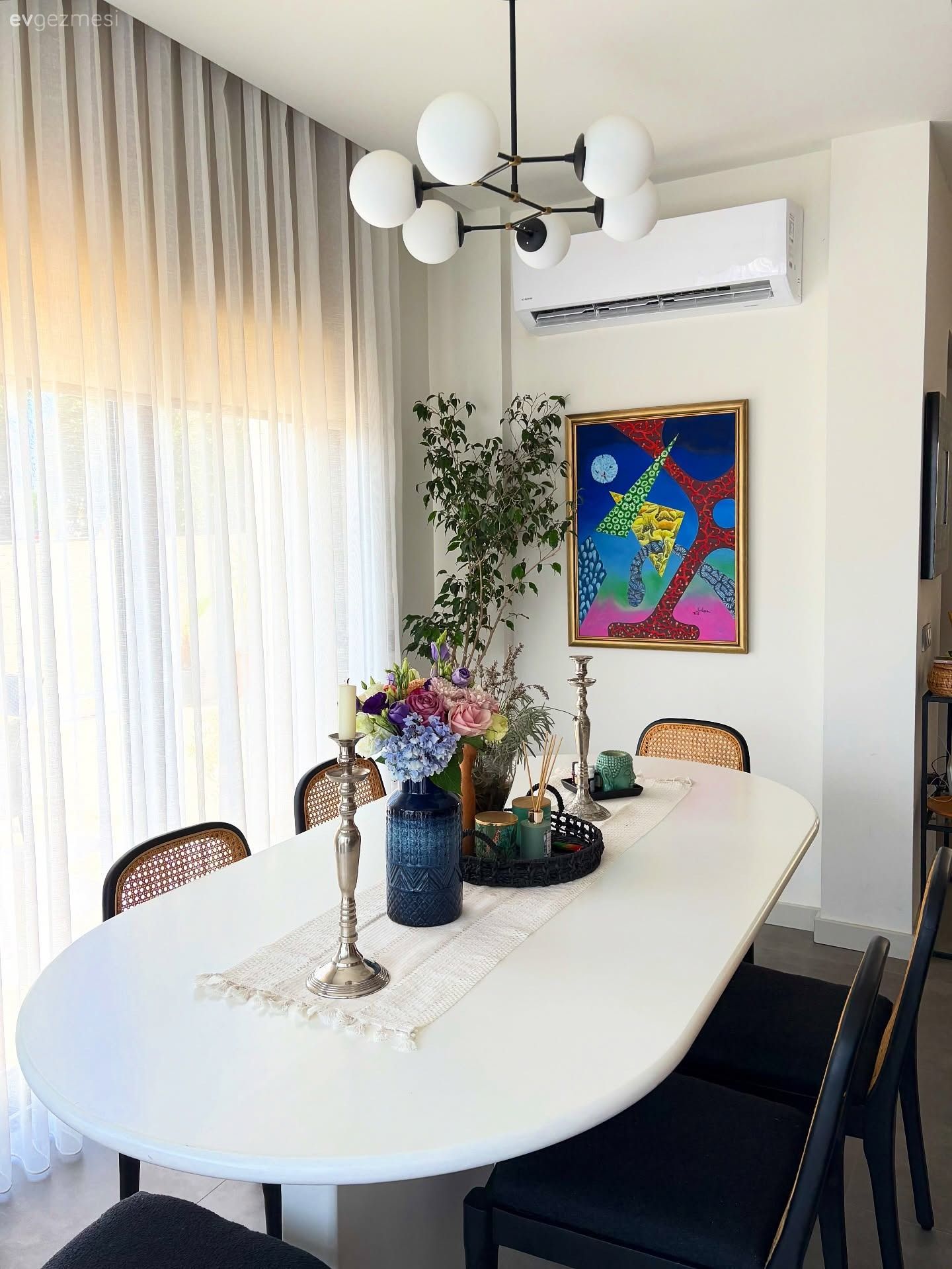 Yemek Odası, Modern, Beyaz, Siyah, Yemek masası, Sandalye, Tül perde, Perde, Hazeran, Avize, Aydınlatma, Yemek odası avizesi, Dekoratif Objeler