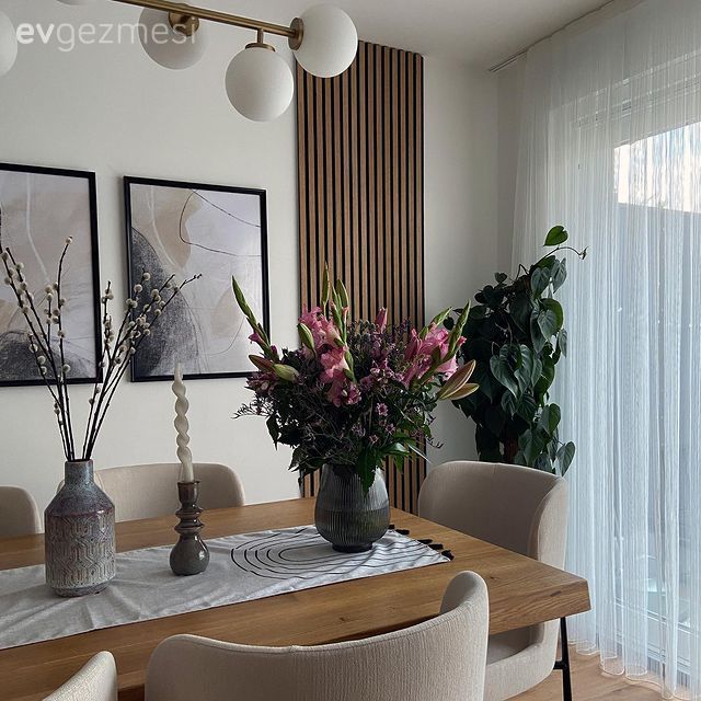 Yemek Odası, Beyaz, Bej, Siyah, Tablo, Duvar dekorasyonu, Vitrin, Sandalye, Yemek masası, Yemek odası avizesi, Ahşap panel, Vazo, Ev Aksesuar, Ahşap masa