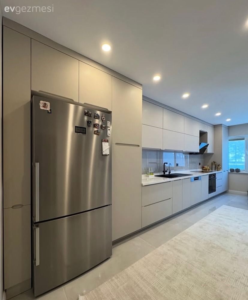 Koridor Tipi Bu Mutfakta Kulpsuz Panel Kapaklar Zamansızlık Sunmuş