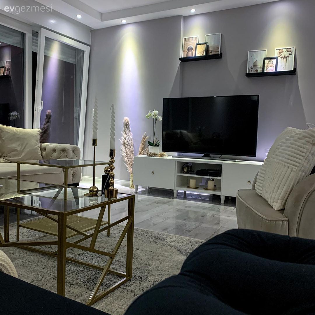 Salon, Modern, Beyaz koltuk, Koltuk takımı, Füme, Kapitoneli koltuk, Berjer, Orta sehpa, Sehpa, Cam orta sehpa, Altın, Halı, Salon halısı, Duvar rafı, Duvar dekorasyonu, Avize, Aydınlatma, Salon avizesi, Tv ünitesi, Tv ünitesi aksesuarları, Ev Aksesuar