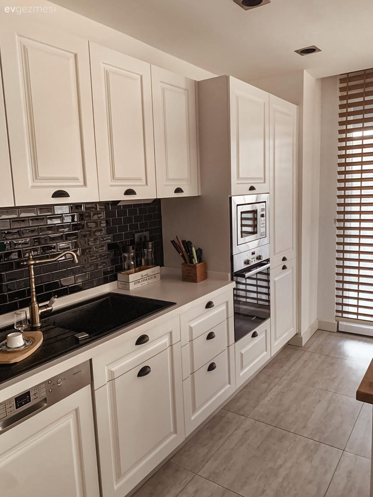 Beyaz ve Ahşap Uyumu Bu İstanbul Evinin Her Köşesinde Yankılanmış