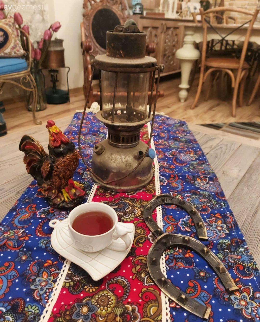 Taş duvar, Duvar dekorasyonu, Ahşap Mobilya, Rustik, Sandalye, Yemek masası, Masa örtüsü, Ev tekstili, Orta sehpa, Sehpa