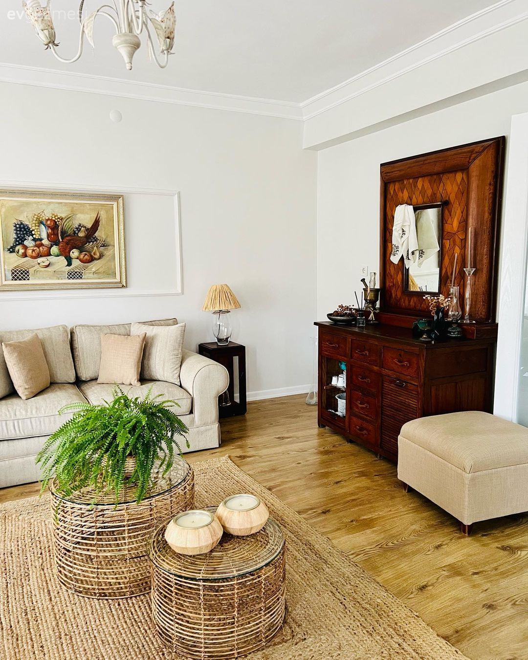 Salon, Modern klasik, Krem, Bej, Beyaz, Kahverengi, Ahşap Mobilya, Tablo, Duvar dekorasyonu, Duvar çıtalama, Koltuk takımı, Orta sehpa, Sehpa, Puf, Avize, Aydınlatma, Salon avizesi, Parke, Konsol, Konsol üzeri dekoratif objeleri, Abajur