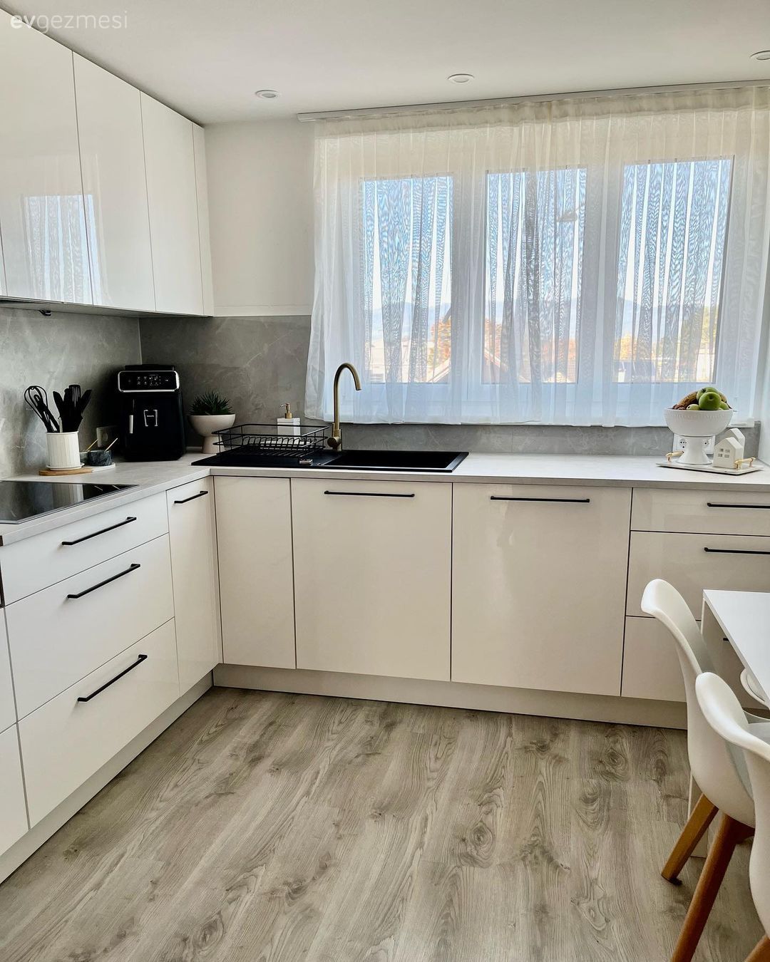 Mutfak, Modern, Beyaz, Siyah, Mutfak tezgahı, Mutfak tezgah arası, Mutfak perdesi, Pencere önü eviye, Eviye 