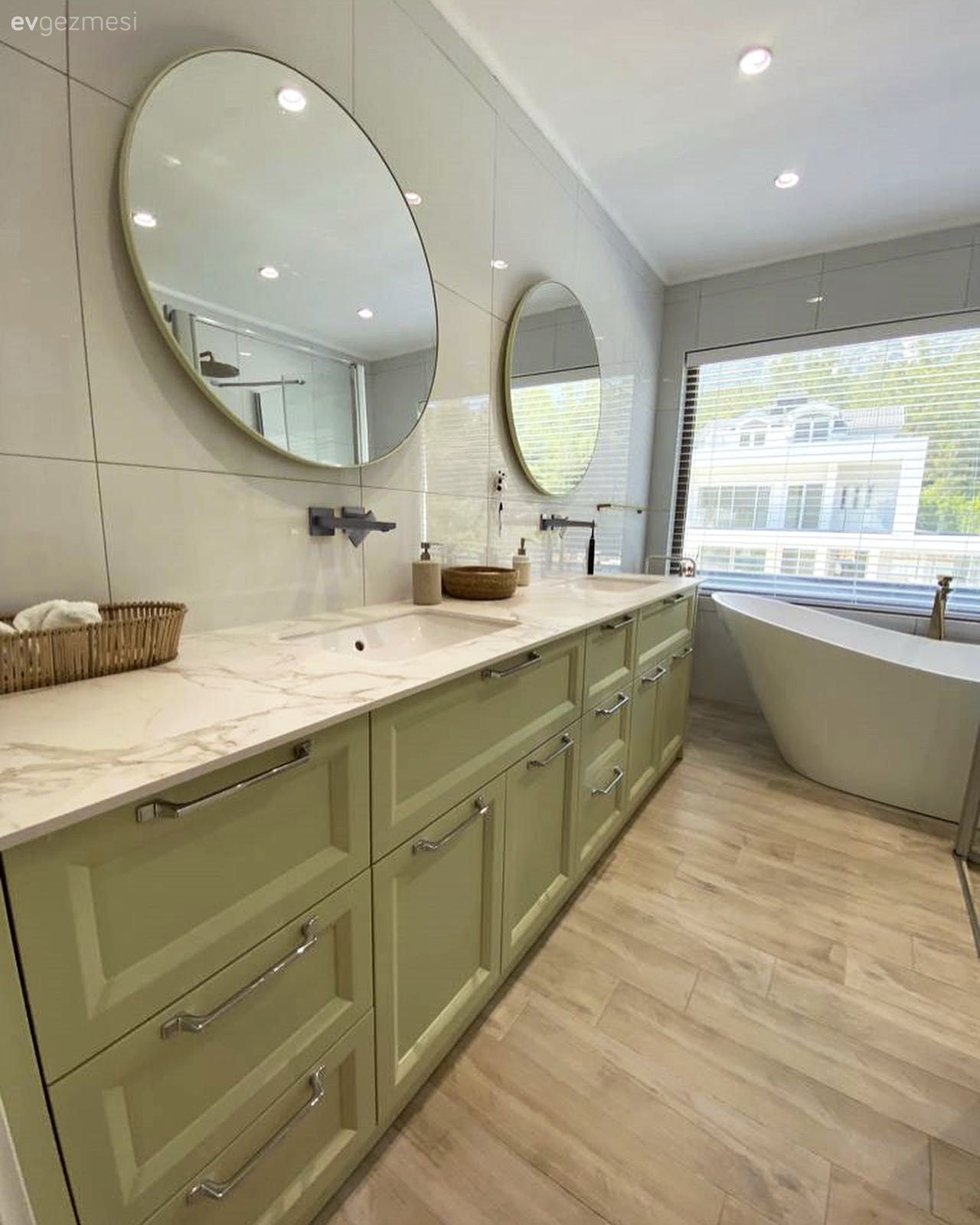 Bu Kocaman Banyoda Mint Yeşili ve Beyaz Uyumu Ortamı Neşelendirmiş!