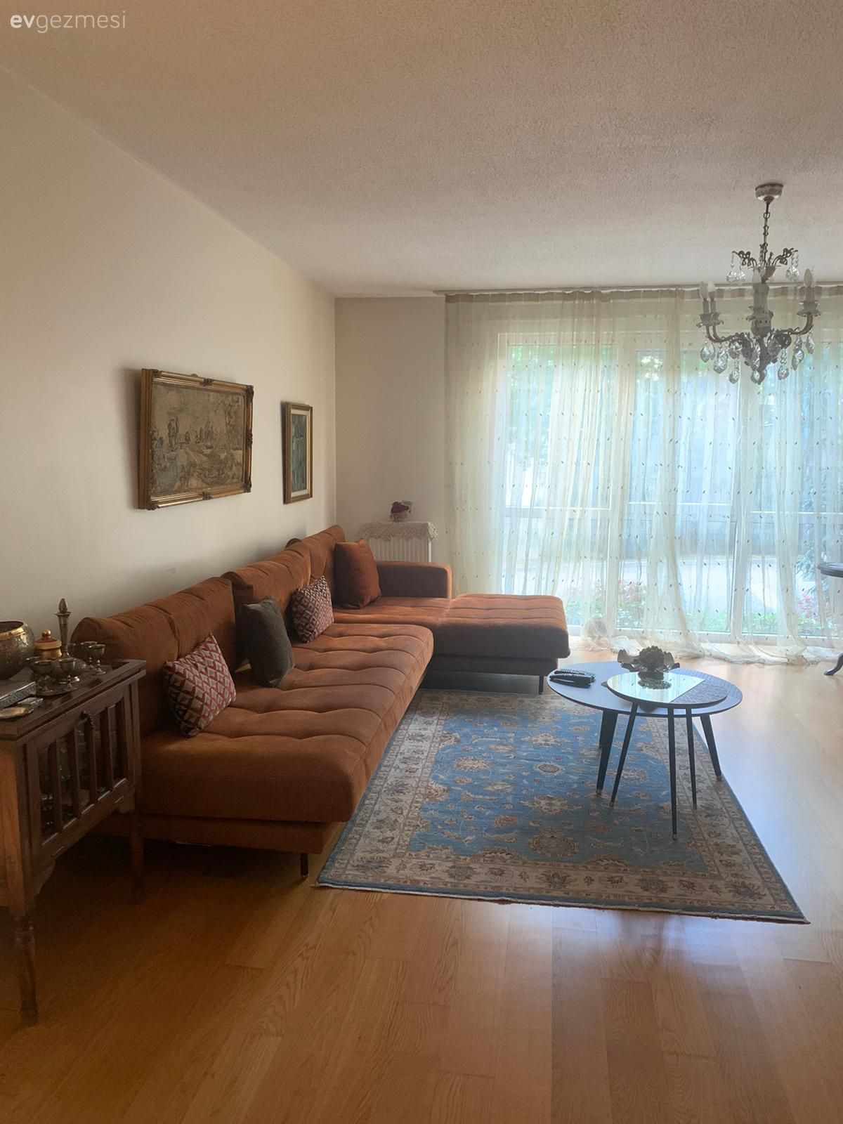 Oturma Odası, Kahverengi, Köşe koltuk, Koltuk takımı, Halı, Salon halısı, Yan sehpa, Sehpa, Tablo, Duvar dekorasyonu, Tül perde, Perde, Orta sehpa, Avize, Aydınlatma, Ahşap Mobilya