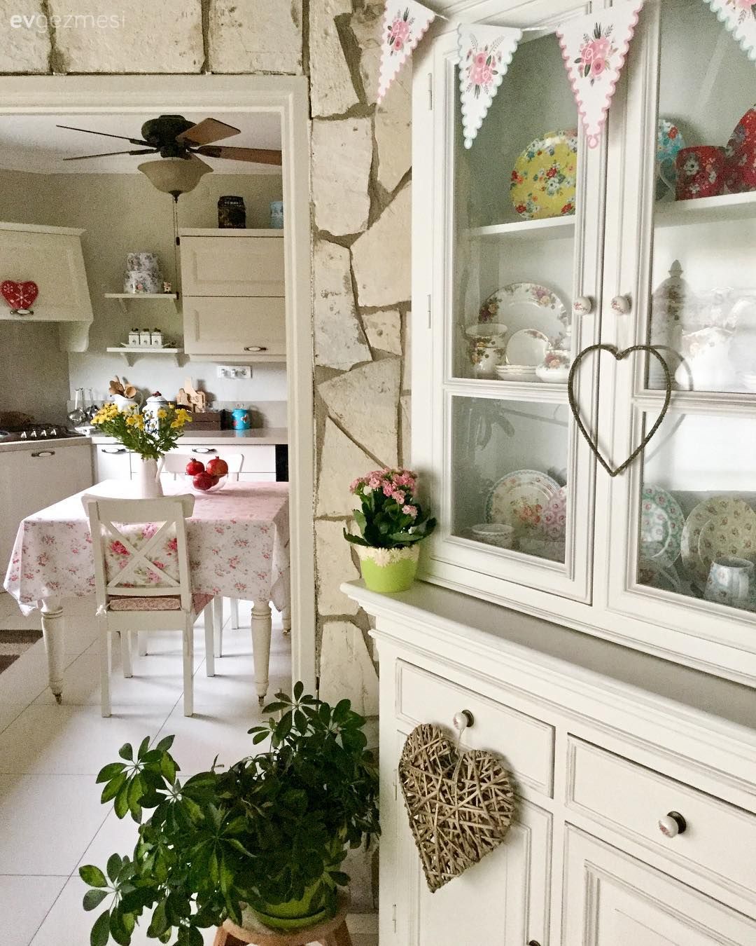 Kış bahçesi, Dolap, Beyaz, Shaker kapaklı dolaplar, Mutfak, Taş duvar, Duvar dekorasyonu, Ev bitkisi