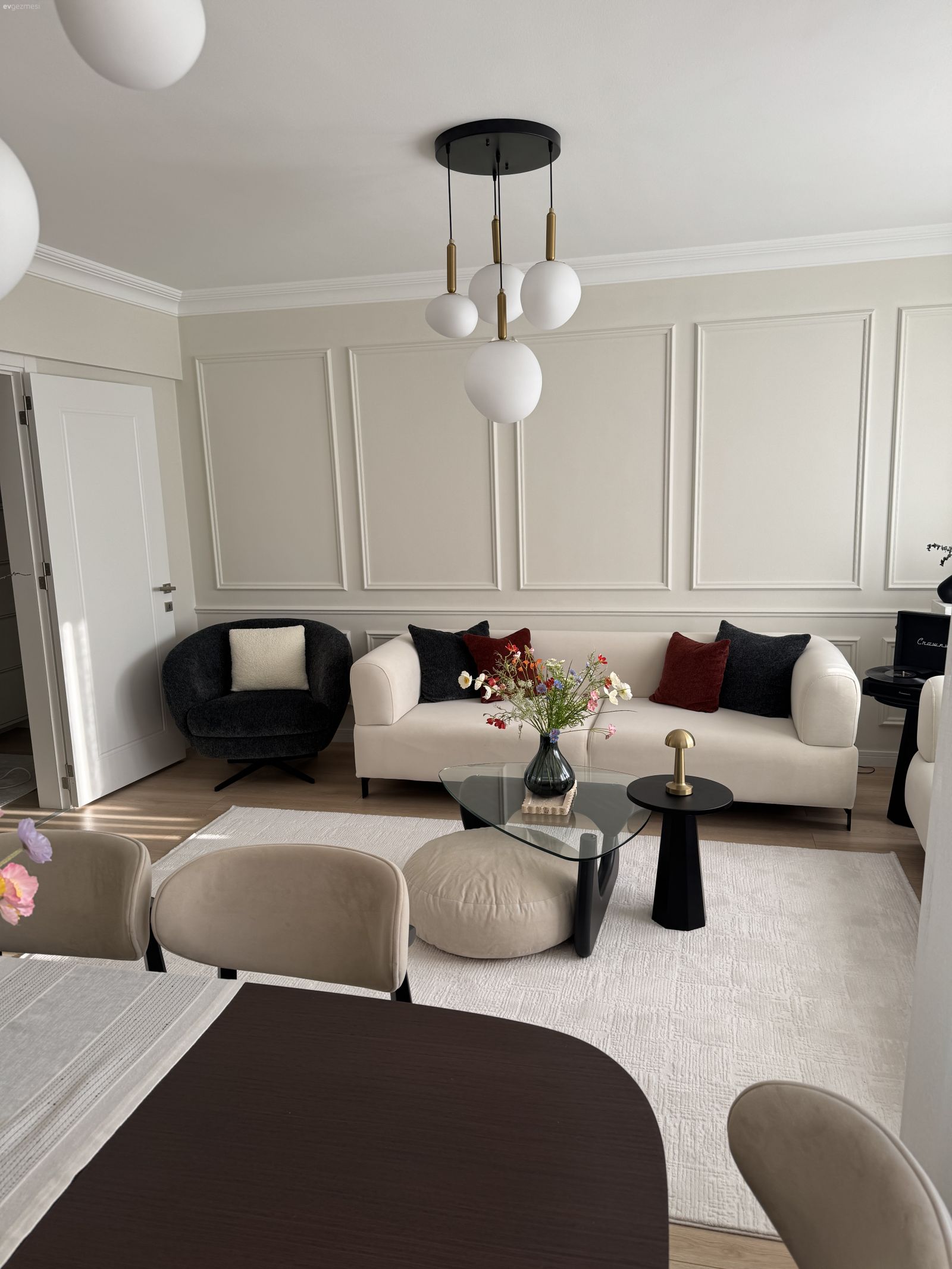 Bu Modern Salonda Krem Koltuklar Ferahlık ve Konfor Kaynağı