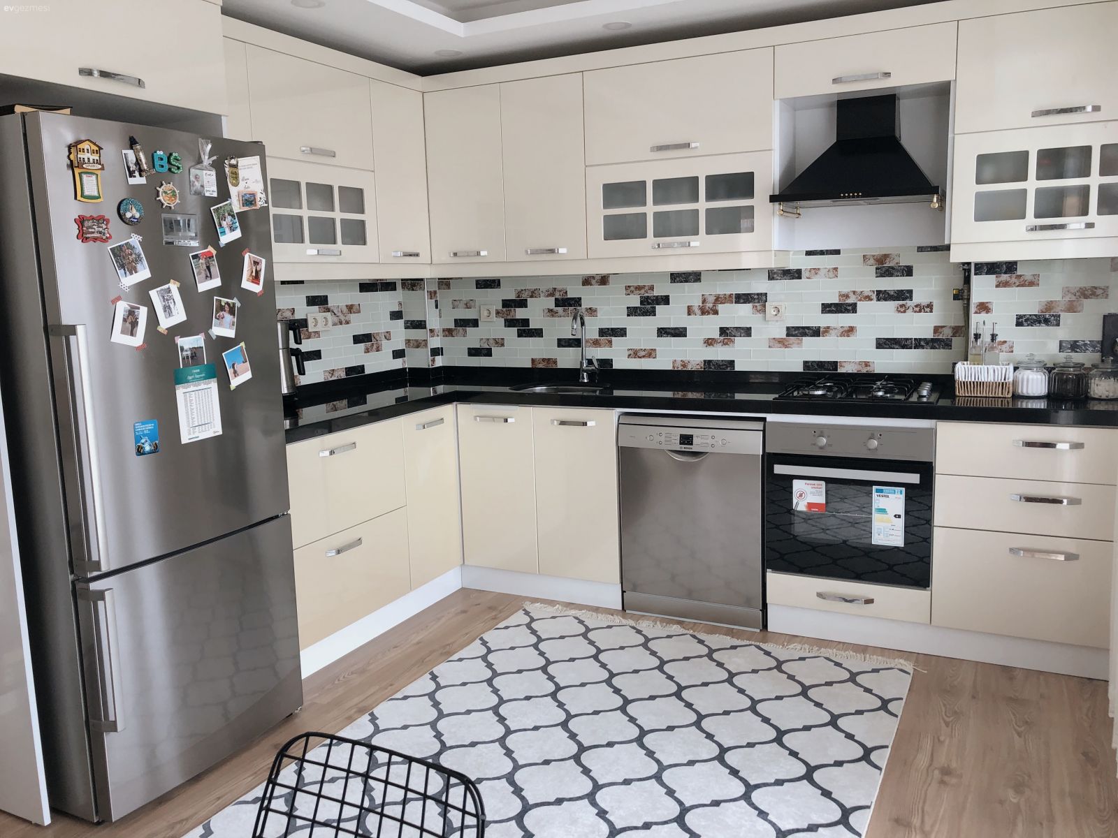 Mutfak, Beyaz mutfak, Siyah, Mutfak tezgahı, Mutfak tezgah arası, Tezgah arası seramik, Ankastre, Davlumbaz, Halı, Mutfak halısı, Geometrik desen, Desenler