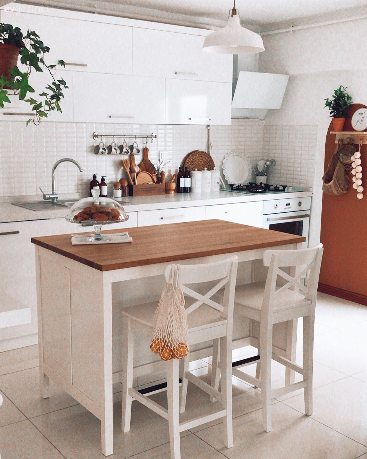 Amerikan Mutfak, Mutfak, Beyaz, İskandinav, Beyaz ve ahşap mutfak, Mutfak tezgahı, Mutfak tezgah arası, Tezgah arası seramik, Davlumbaz, Ev bitkisi, Sandalye, Ada mutfak, Turuncu duvar rengi, Mutfak duvar dekorasyonu, Mutfak zemin seramikleri