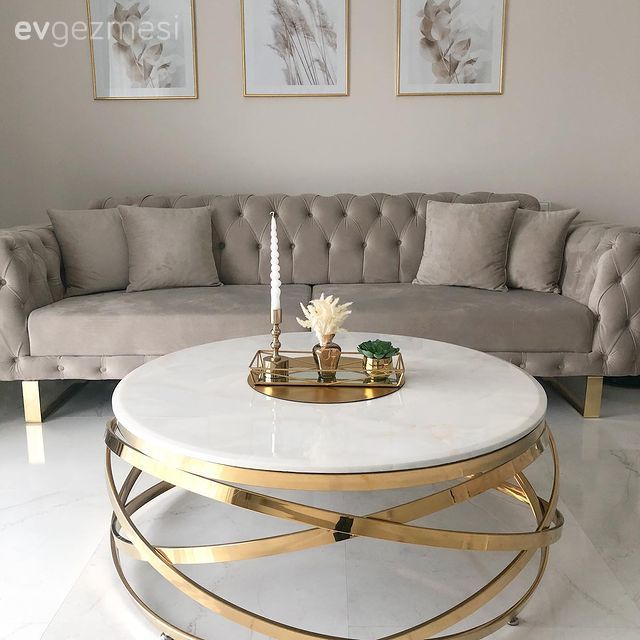 Salon, Modern, Krem, Beyaz, Modern chesterfield, Vizon, Aydınlatma, Kırlent, Ev tekstili, Altın, Orta sehpa, Sehpa, Yuvarlak sehpa, Çerçeve, Tablo, Duvar dekorasyonu, Dekoratif Objeler, Gri